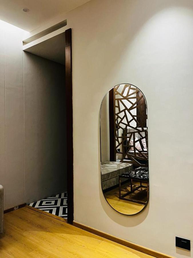 Luxe Apartment By Hey Studio'S Ghaziabad Bagian luar foto