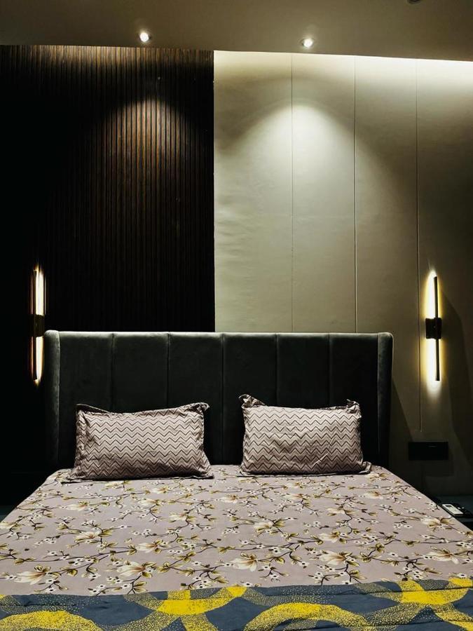 Luxe Apartment By Hey Studio'S Ghaziabad Bagian luar foto
