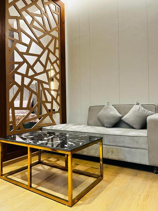 Luxe Apartment By Hey Studio'S Ghaziabad Bagian luar foto